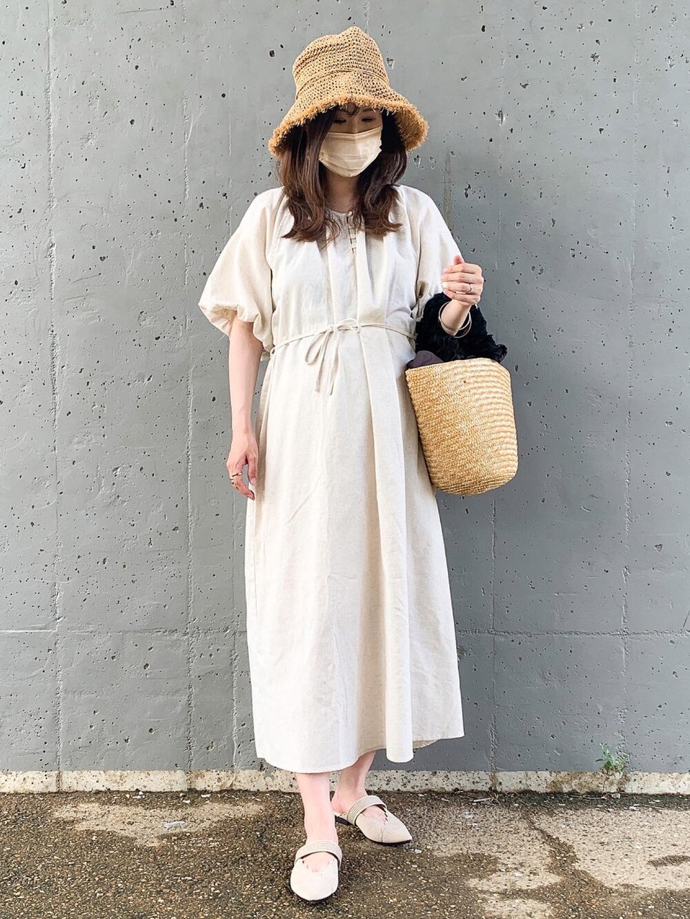 ホワイト系のワンピース、ベージュ系のハットを着用したレディースの夏コーディネートの3枚目の写真