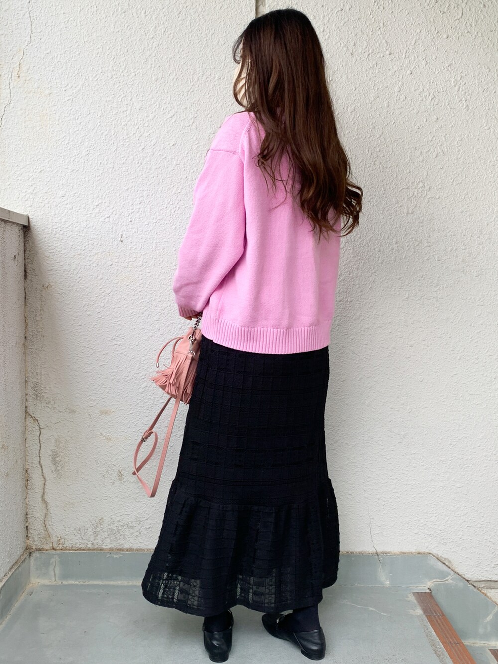 ホワイト系のTシャツ/カットソーを着用したレディースの春コーディネートの2枚目の写真