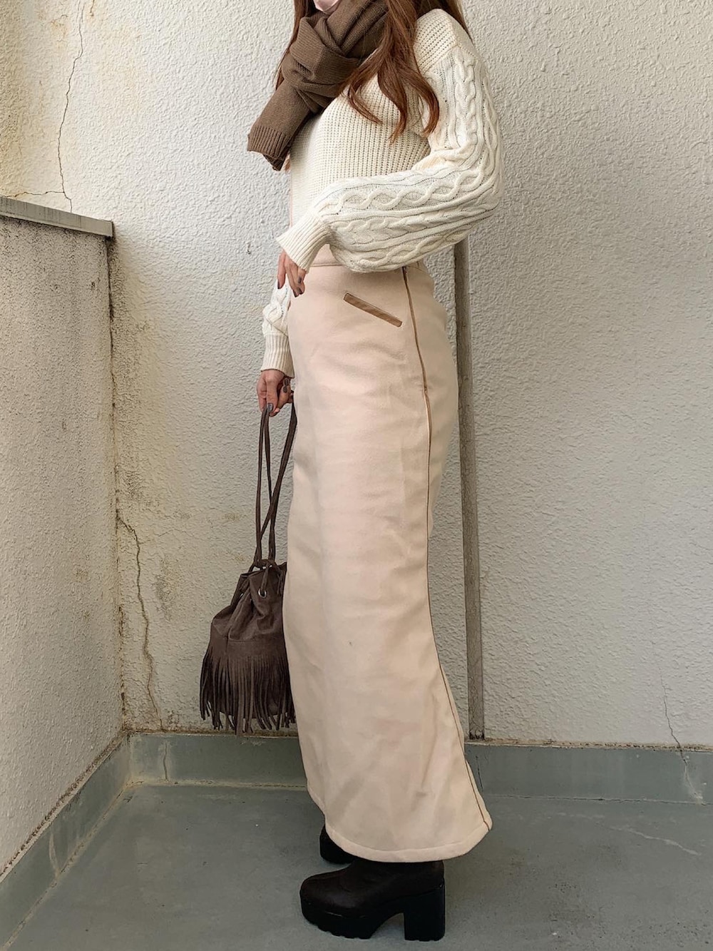 ホワイト系のスカート、ブラウン系のブーツを着用したレディースの冬コーディネートの4枚目の写真