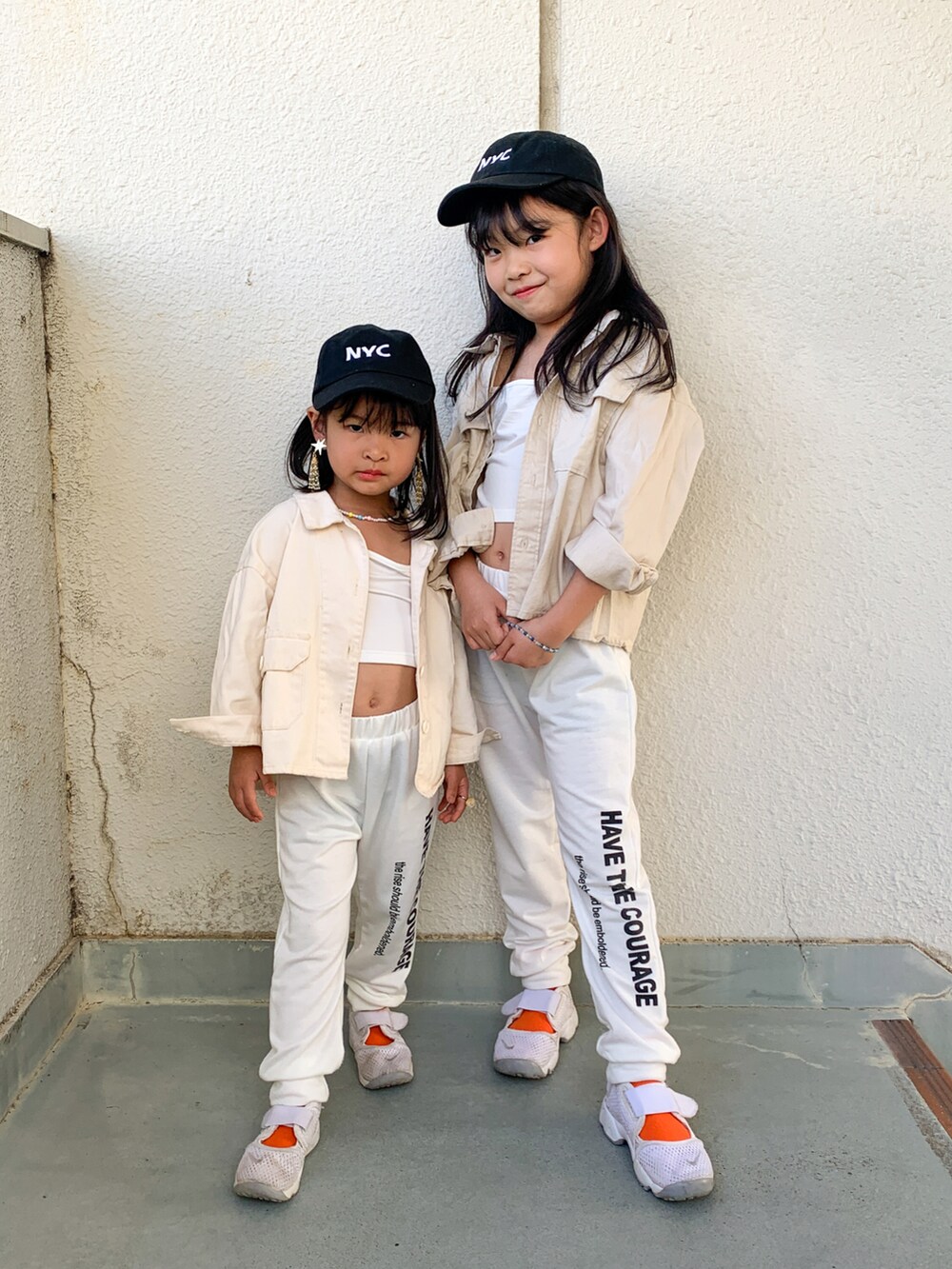 ホワイト系のサンダル、ホワイト系のサンダルを着用したキッズの秋コーディネートの2枚目の写真