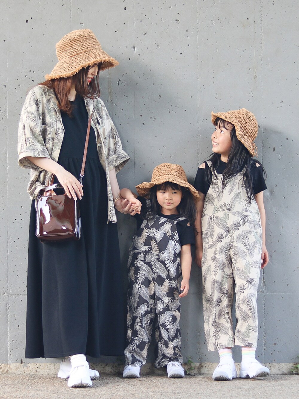 ベージュ系のシャツ/ブラウス、ブラック系のワンピース、ブラウン系のショルダーバッグを着用したキッズの春コーディネートの3枚目の写真