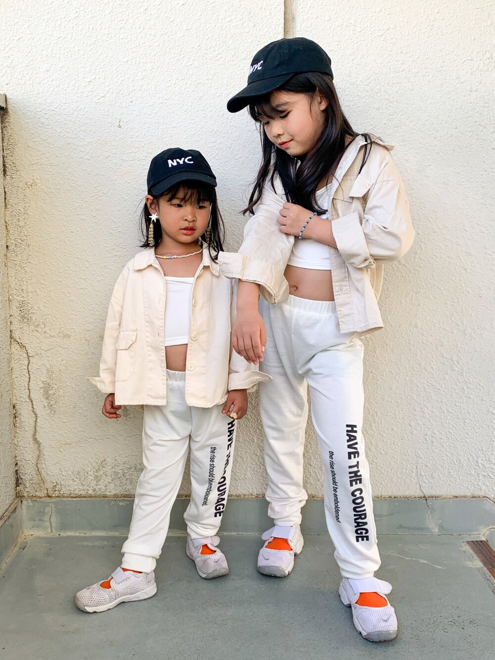 ホワイト系のサンダル、ホワイト系のサンダルを着用したキッズの秋コーディネートの3枚目の写真