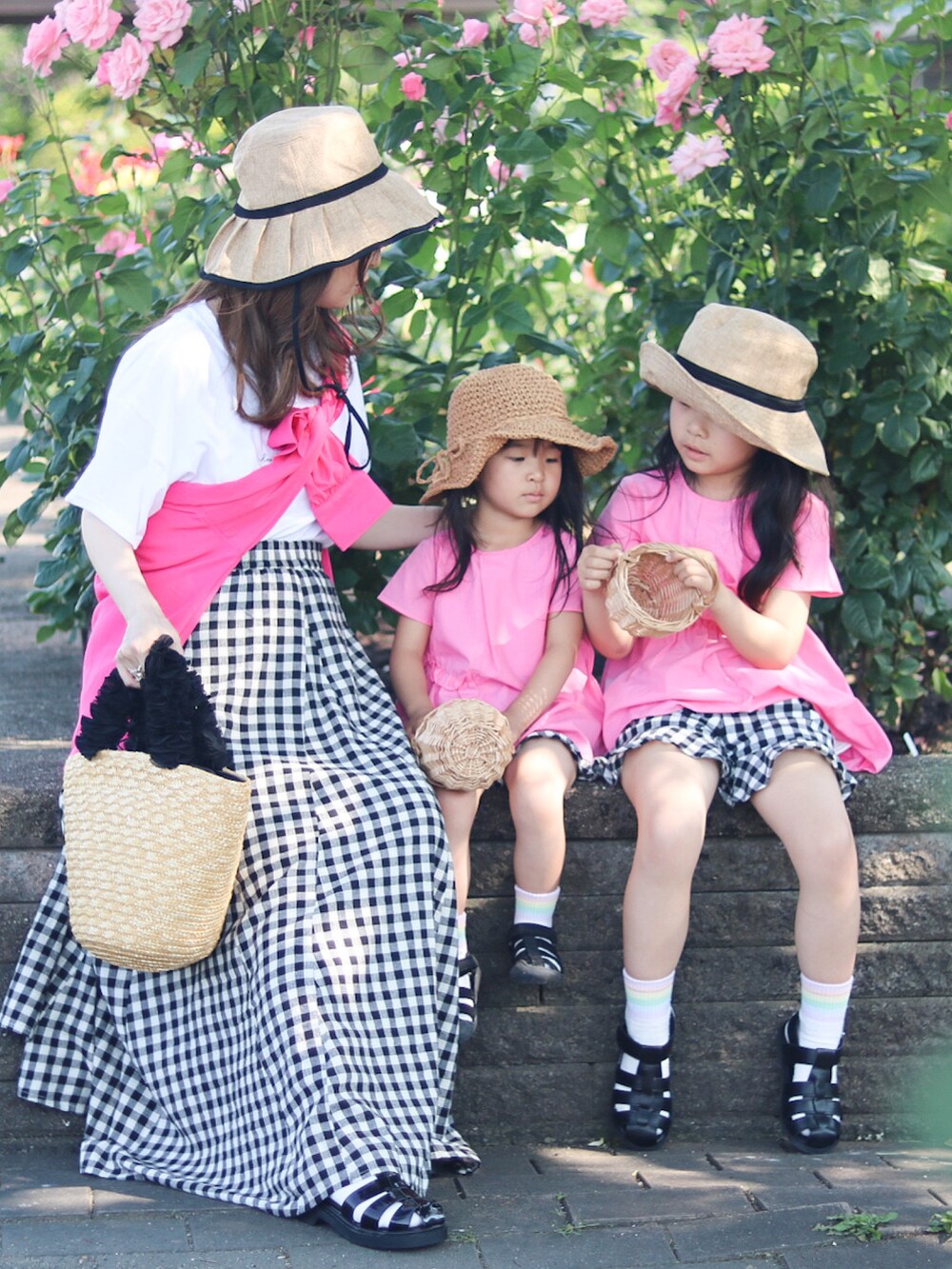 ピンク系のシャツ/ブラウス、ブラック系のスカート、ホワイト系のTシャツ/カットソーを着用したキッズの夏コーディネートの3枚目の写真