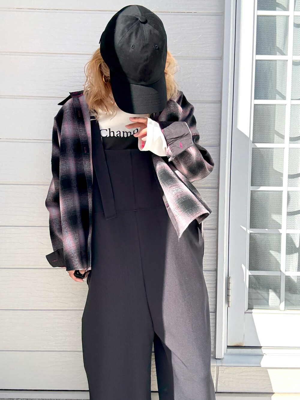 グレー系のサロペット/オーバーオール、ピンク系のシャツ/ブラウス、ホワイト系のTシャツ/カットソーを着用したレディースの秋コーディネートの2枚目の写真