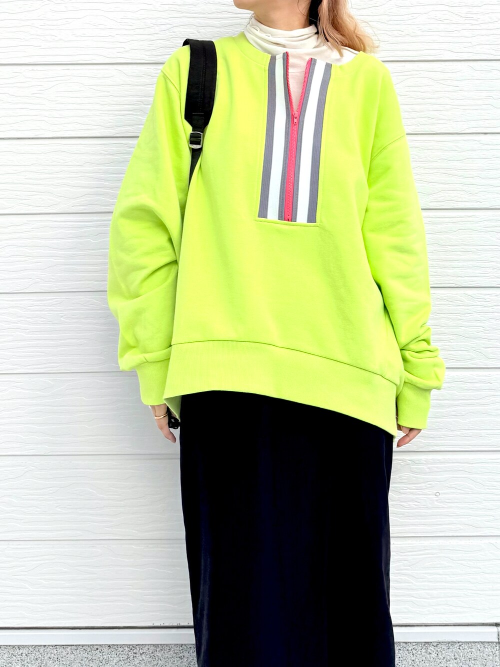 ブラック系のスカート、グリーン系のスウェット、ホワイト系のTシャツ/カットソーを着用したレディースの秋コーディネートの3枚目の写真