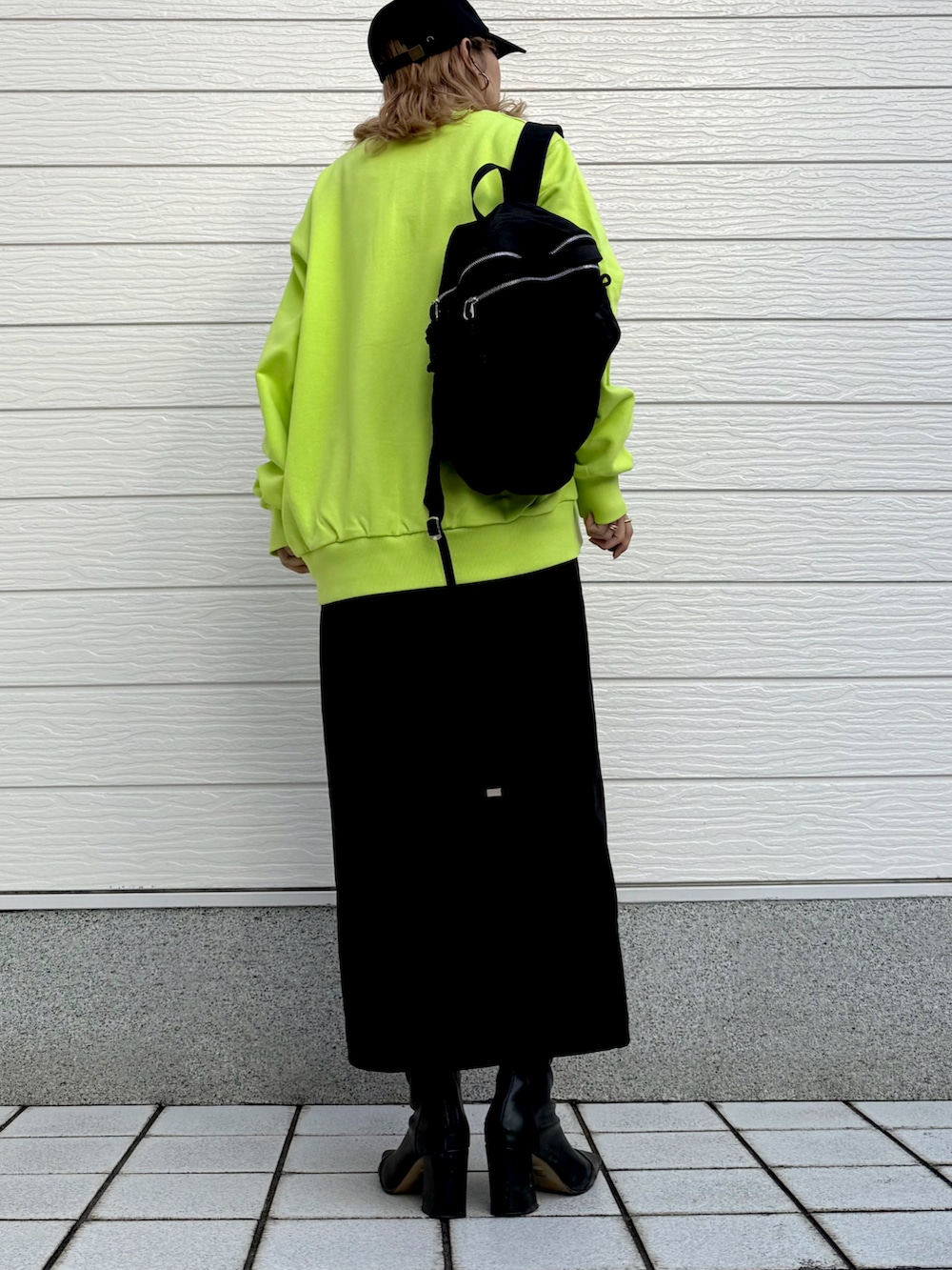 ブラック系のスカート、グリーン系のスウェット、ホワイト系のTシャツ/カットソーを着用したレディースの秋コーディネートの2枚目の写真