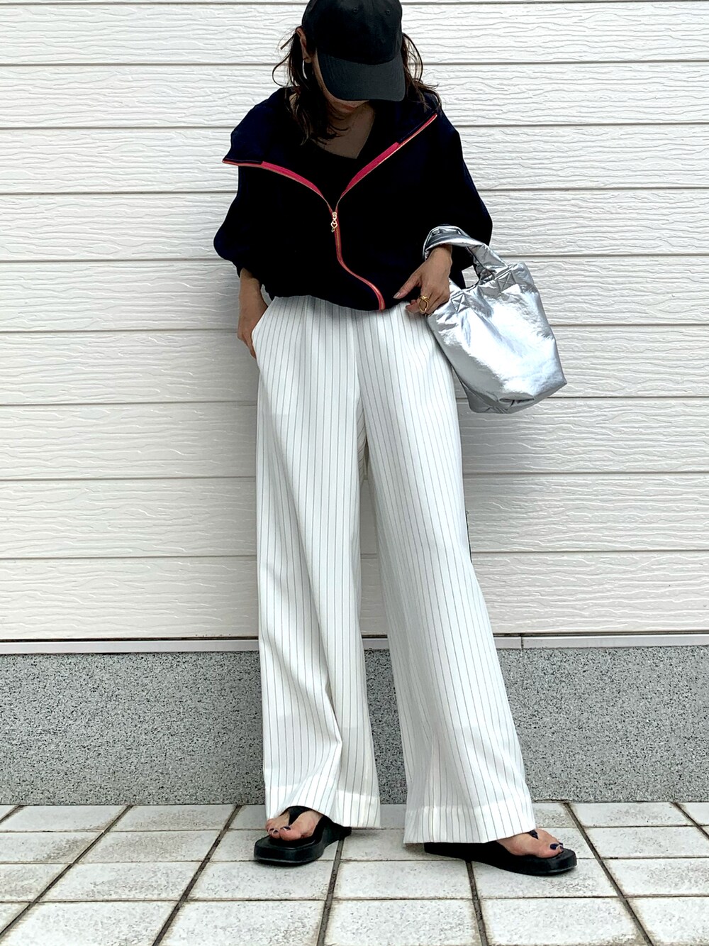 「サンダルコーデ、大人女子、休日スタイル、シンプル、ラクチンコーデ、キャップ、着回しコーデ、パンツスタイル、ママコーデ、夏コーデ、ラフ、シンプルコーデ、ootd、outfit」｜「Qのピンストライプサイドラインワイドパンツ（その他パンツ、ホワイト系）」を使った、yuriさん（レディース・155cm）の春コーディネートの2枚目の写真