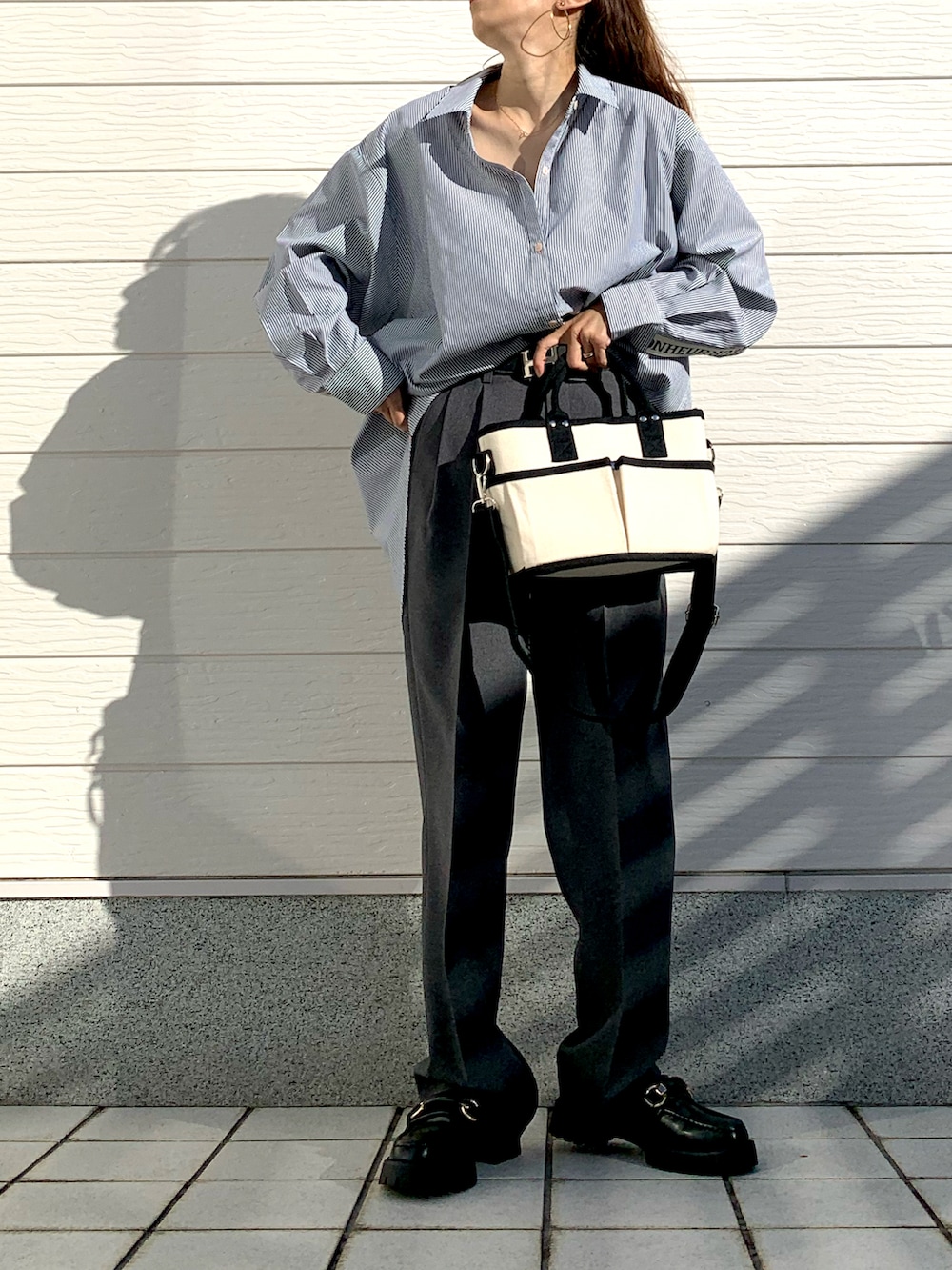 ブルー系のシャツ/ブラウス、グレー系のその他パンツ、ブラック系のローファーを着用したレディースの冬コーディネートの2枚目の写真