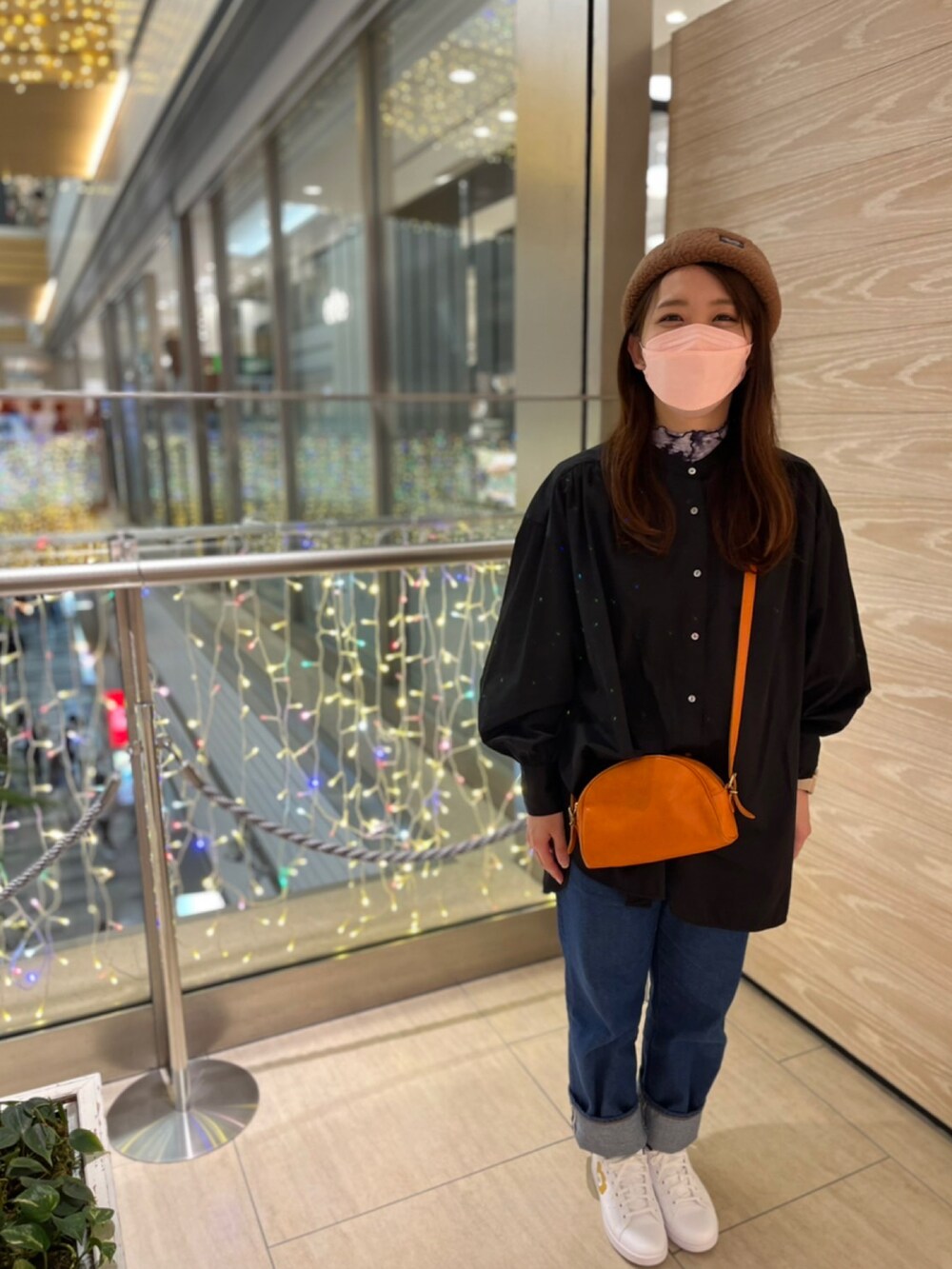 オレンジ系のショルダーバッグ、ブラック系のシャツ/ブラウス、パープル系のTシャツ/カットソーを着用したレディースの秋コーディネートの2枚目の写真