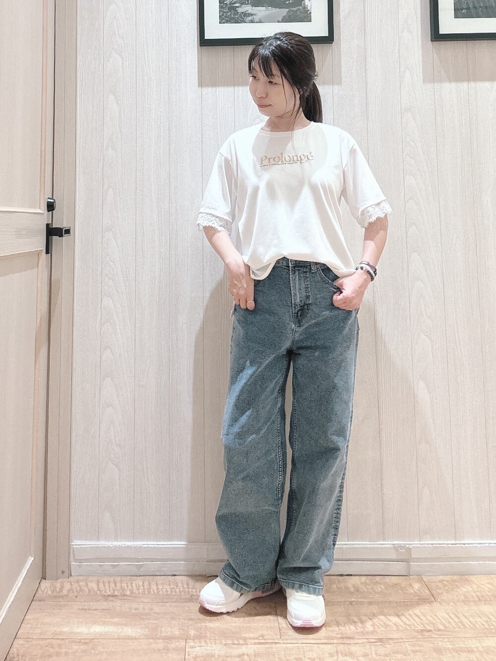 ホワイト系のTシャツ/カットソー、ブルー系のデニムパンツを着用したレディースの夏コーディネートの3枚目の写真