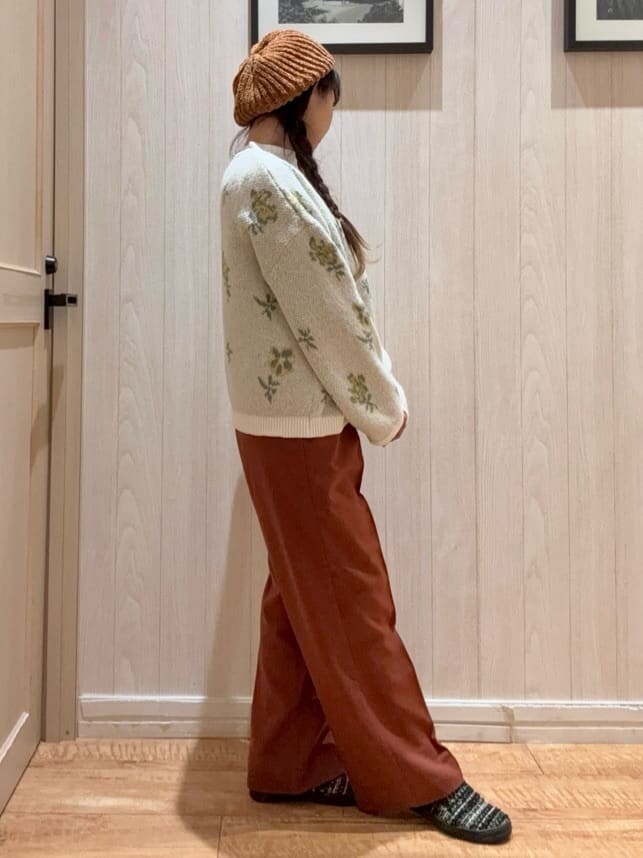 ホワイト系のカーディガン/ボレロ、ホワイト系のTシャツ/カットソー、レッド系のその他パンツを着用したレディースの秋コーディネートの2枚目の写真