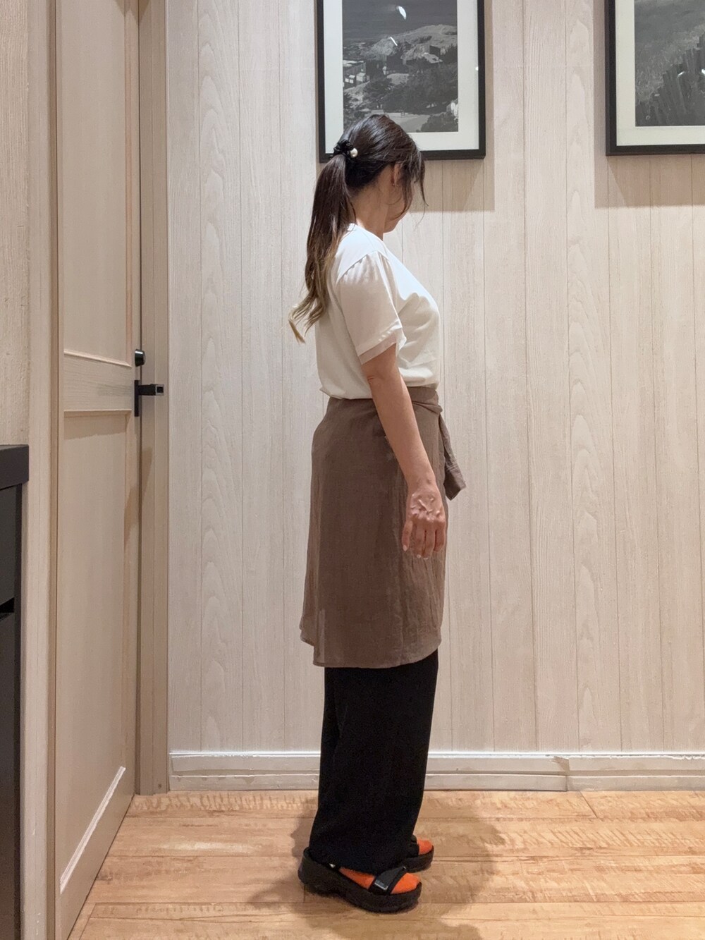 ホワイト系のTシャツ/カットソー、ブラウン系のシャツ/ブラウス、ブラック系のその他パンツを着用したレディースの春コーディネートの2枚目の写真