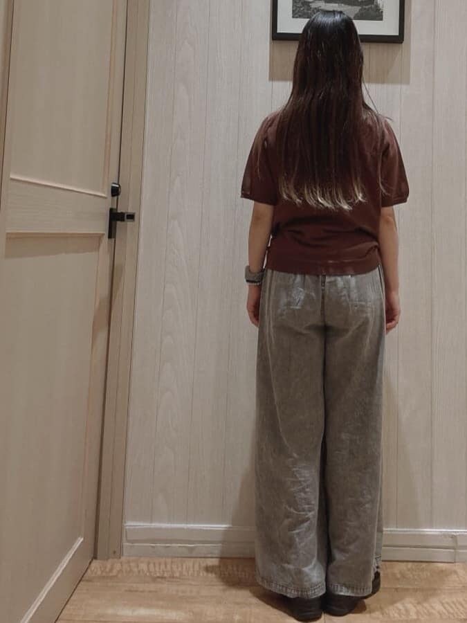 ブラウン系のカーディガン/ボレロ、ブラック系のデニムパンツ、レッド系のショルダーバッグを着用したレディースの秋コーディネートの3枚目の写真