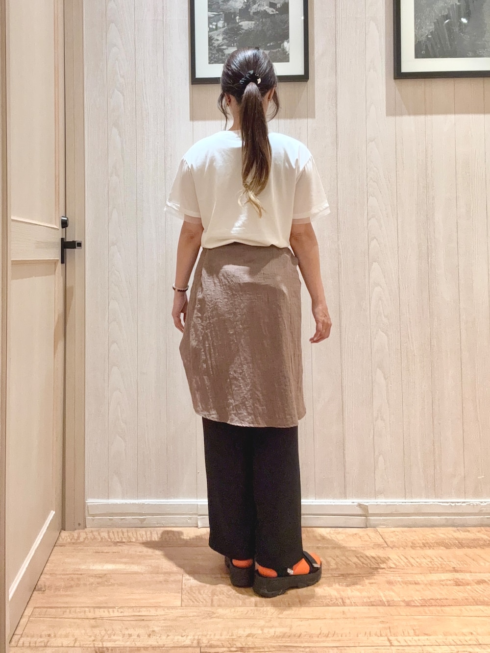 ブラウン系のシャツ/ブラウス、ホワイト系のTシャツ/カットソー、ブラック系のその他パンツを着用したレディースの春コーディネートの3枚目の写真