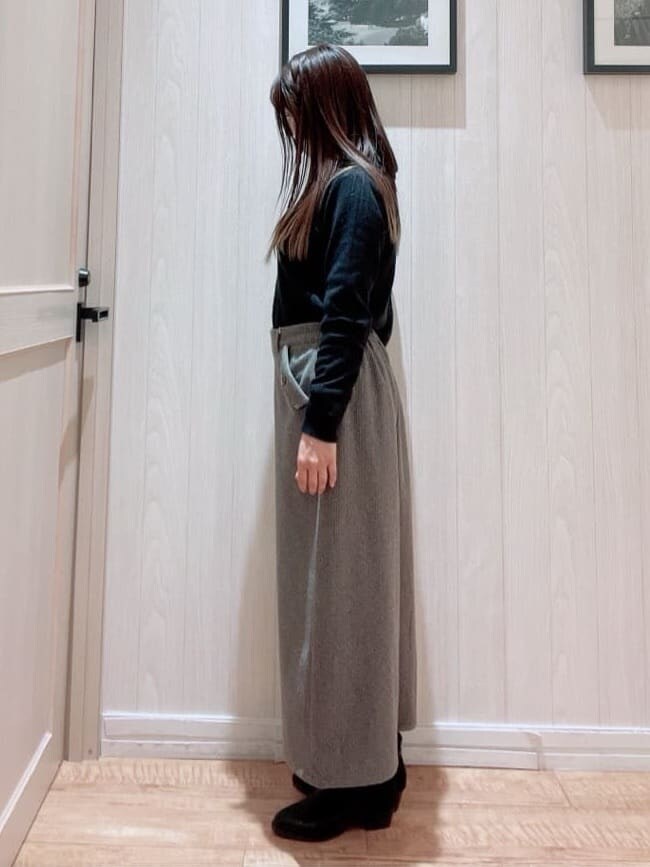 ブラウン系のその他パンツを着用したレディースの冬コーディネートの2枚目の写真