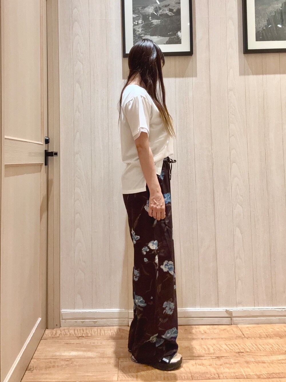 ホワイト系のTシャツ/カットソー、ブラウン系のその他パンツ、ブラック系のサンダルを着用したレディースの夏コーディネートの3枚目の写真