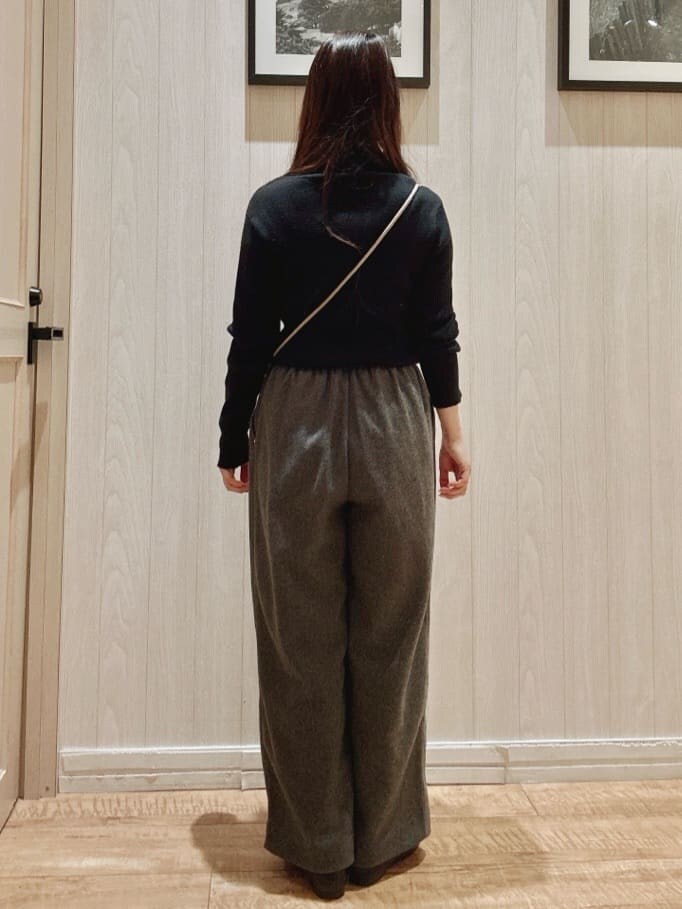 ブラック系のニット/セーター、ブラック系のその他パンツ、ブルー系のショルダーバッグを着用したレディースの冬コーディネートの3枚目の写真