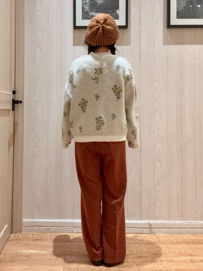 ホワイト系のカーディガン/ボレロ、ホワイト系のTシャツ/カットソー、レッド系のその他パンツを着用したレディースの秋コーディネートの3枚目の写真