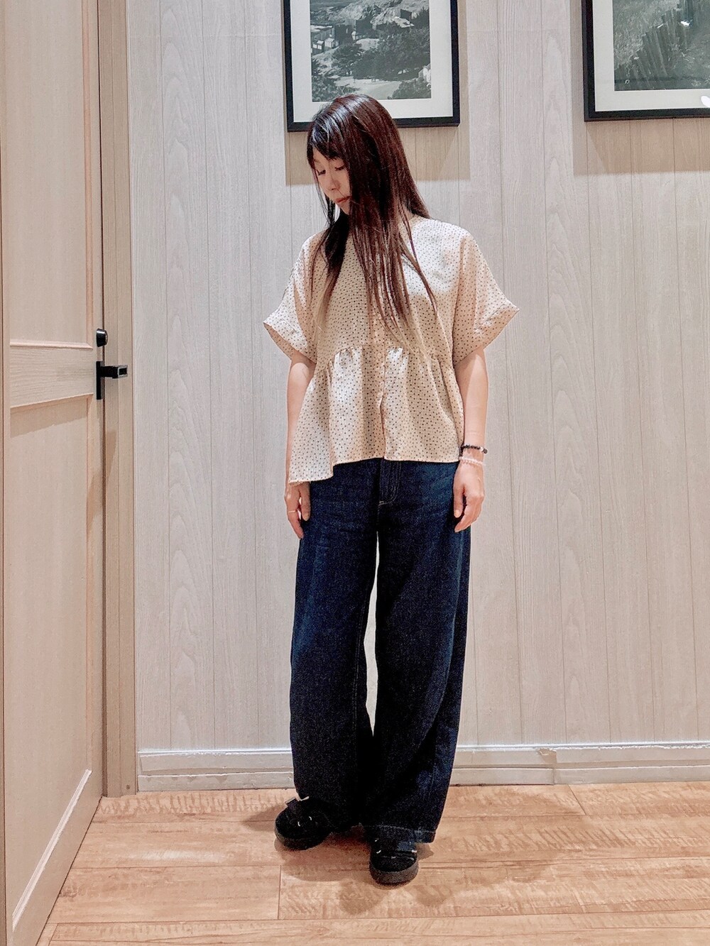 ベージュ系のシャツ/ブラウス、ブルー系のデニムパンツ、ブラック系のキャップを着用したレディースの夏コーディネートの3枚目の写真