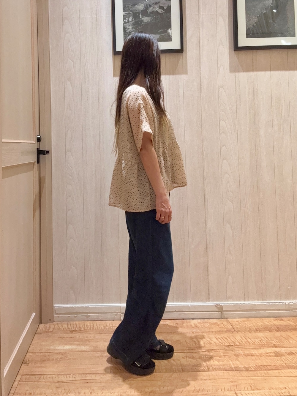 ベージュ系のシャツ/ブラウス、ブルー系のデニムパンツ、ブラック系のキャップを着用したレディースの夏コーディネートの4枚目の写真