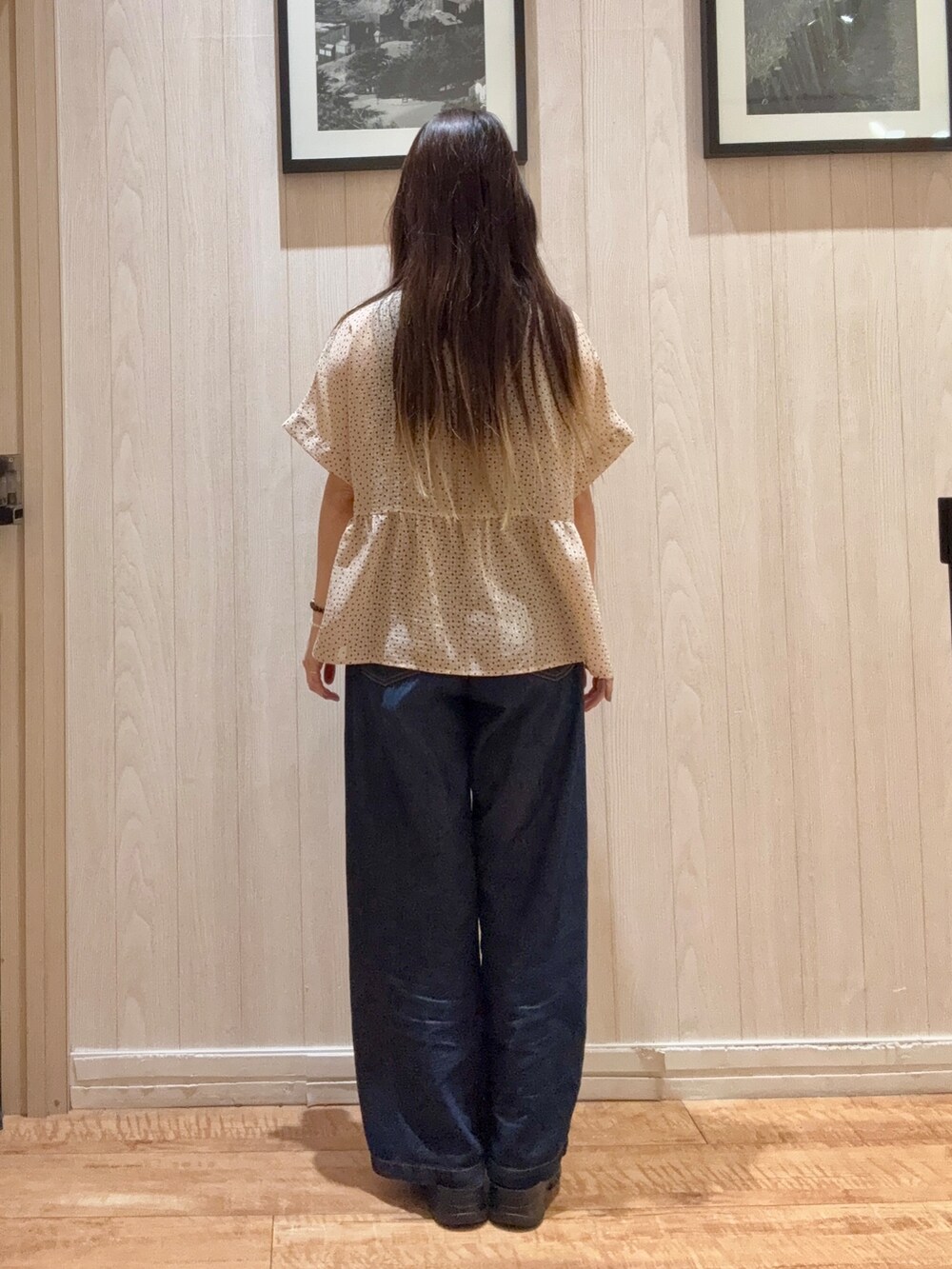 ベージュ系のシャツ/ブラウス、ブルー系のデニムパンツ、ブラック系のキャップを着用したレディースの夏コーディネートの5枚目の写真