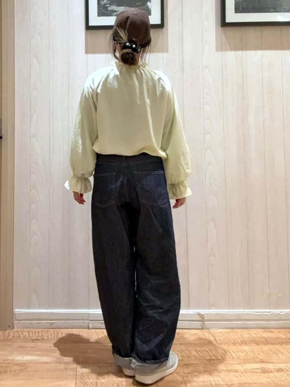 イエロー系のシャツ/ブラウス、ブルー系のデニムパンツ、シルバー系のスニーカーを着用したレディースの春コーディネートの3枚目の写真