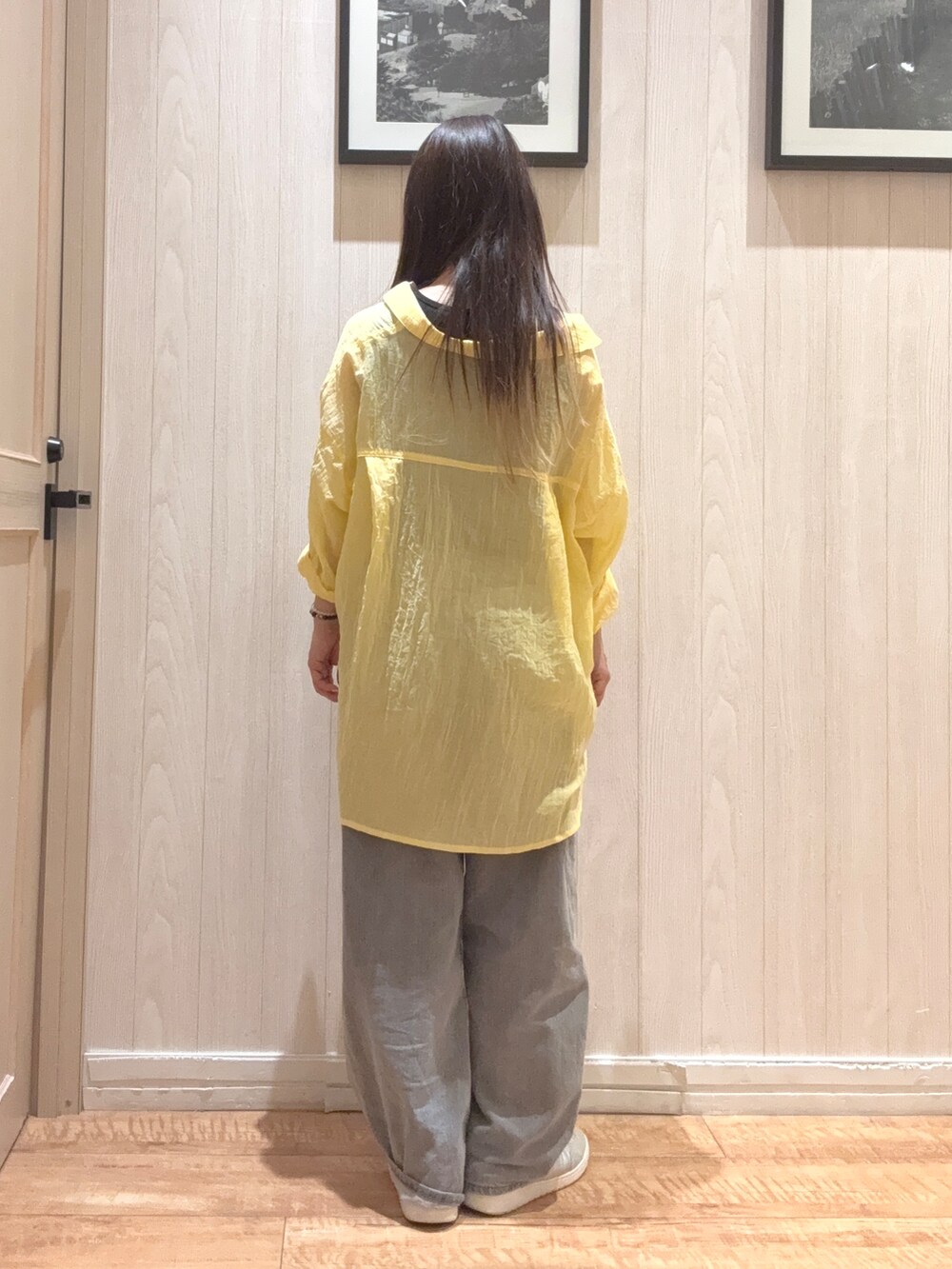 グレー系のデニムパンツ、シルバー系のスニーカー、ブラック系のTシャツ/カットソーを着用したレディースの春コーディネートの3枚目の写真