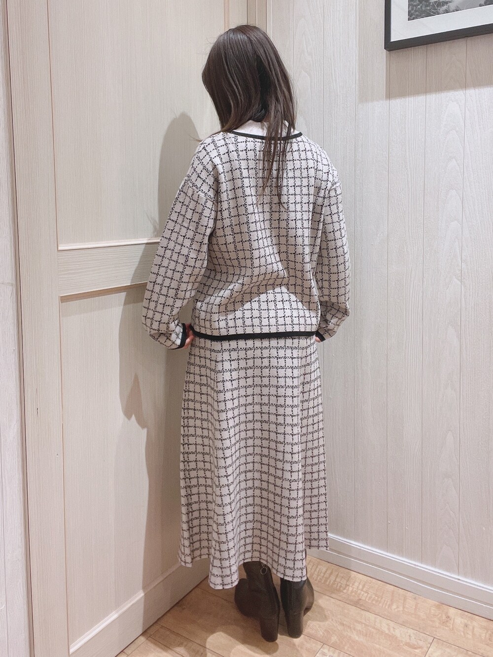 ベージュ系のニット/セーター、ベージュ系のスカート、ブラック系のトートバッグを着用したレディースの冬コーディネートの4枚目の写真