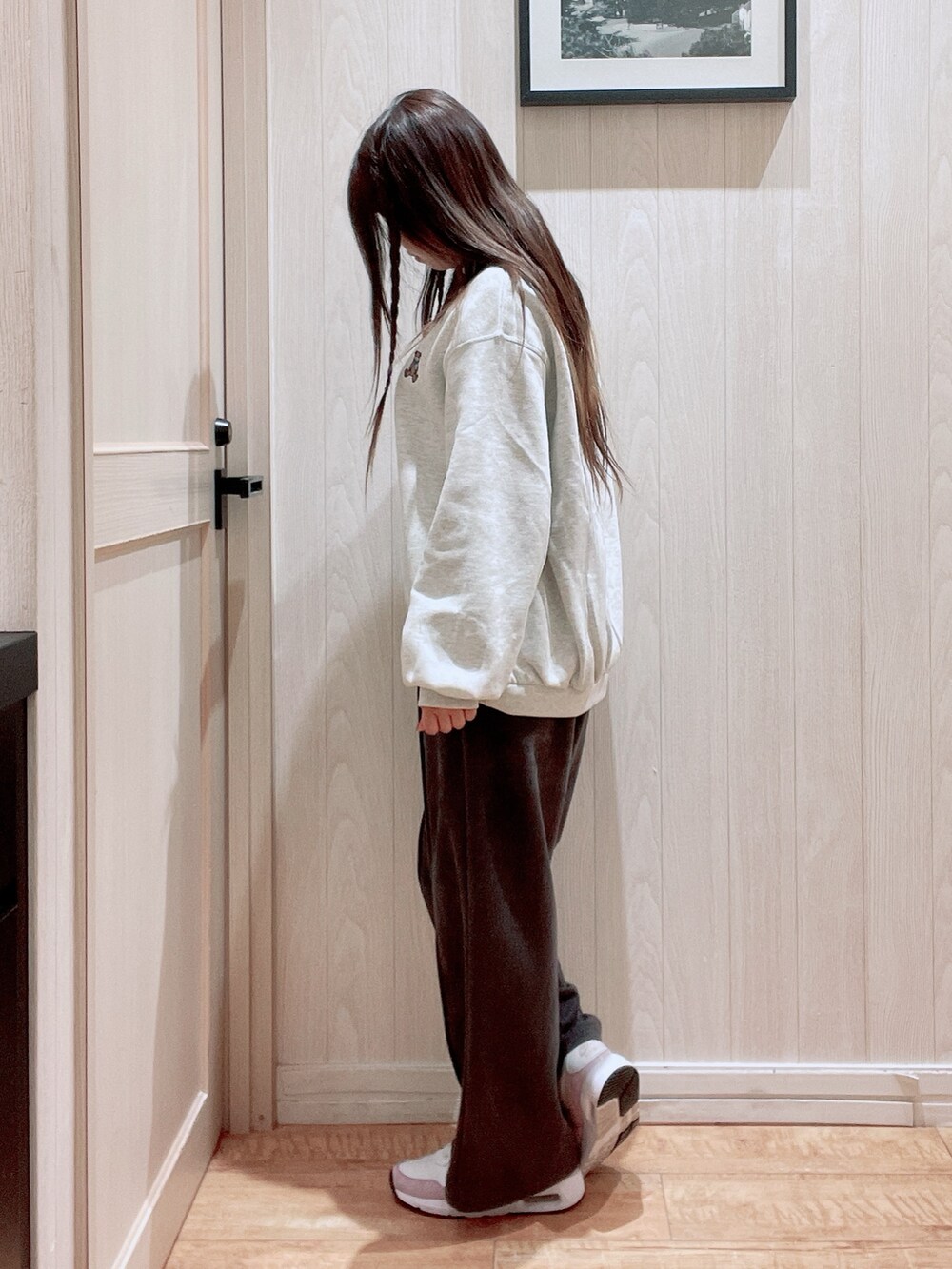 グレー系のスウェット、グレー系のその他パンツ、ブラック系のショルダーバッグを着用したレディースの冬コーディネートの2枚目の写真