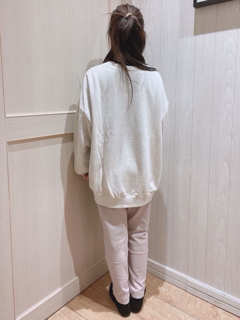ピンク系のその他パンツ、ブラック系のパンプスを着用したレディースの冬コーディネートの3枚目の写真