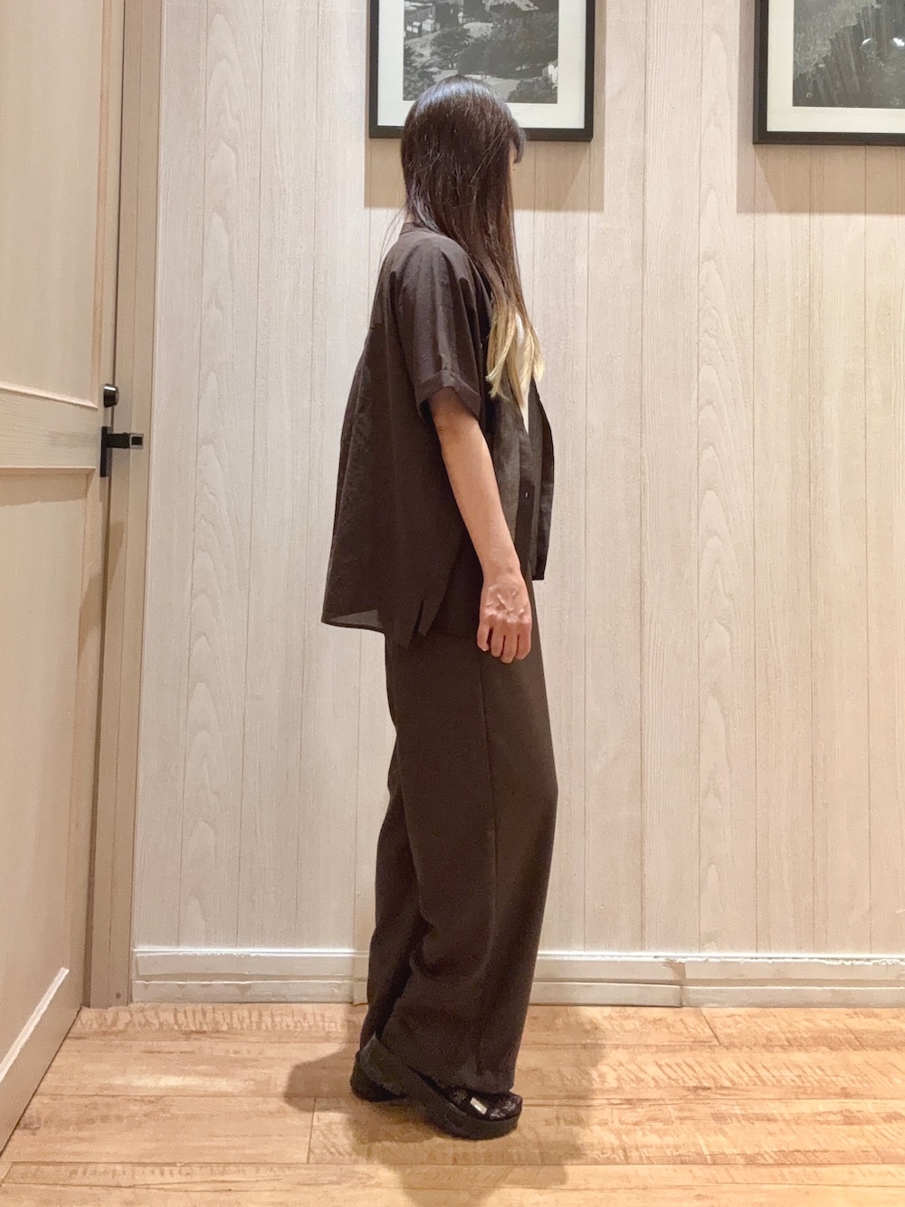 ホワイト系のタンクトップ、ブラウン系のその他パンツ、ブラウン系のシャツ/ブラウスを着用したレディースの春コーディネートの2枚目の写真