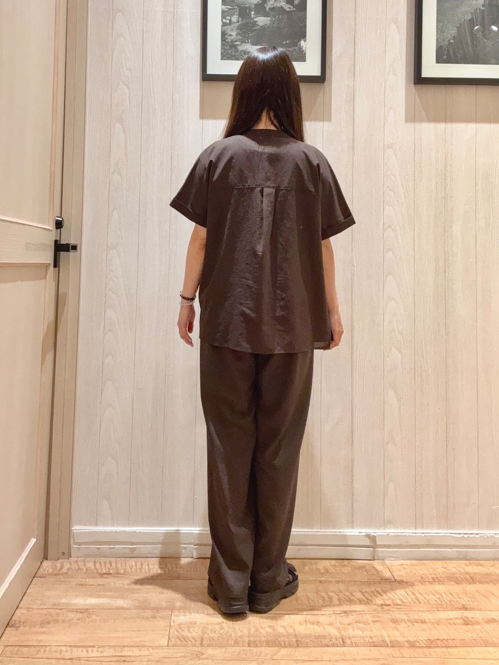 ホワイト系のタンクトップ、ブラウン系のその他パンツ、ブラウン系のシャツ/ブラウスを着用したレディースの春コーディネートの3枚目の写真