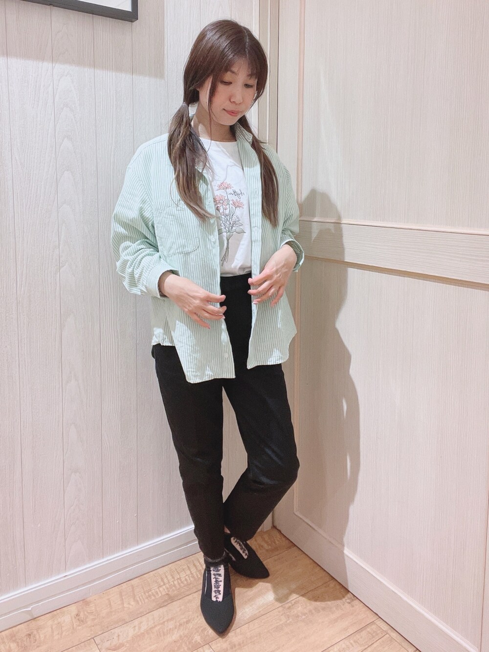 ホワイト系のTシャツ/カットソー、グリーン系のシャツ/ブラウス、ブラック系のその他パンツを着用したレディースの春コーディネートの2枚目の写真