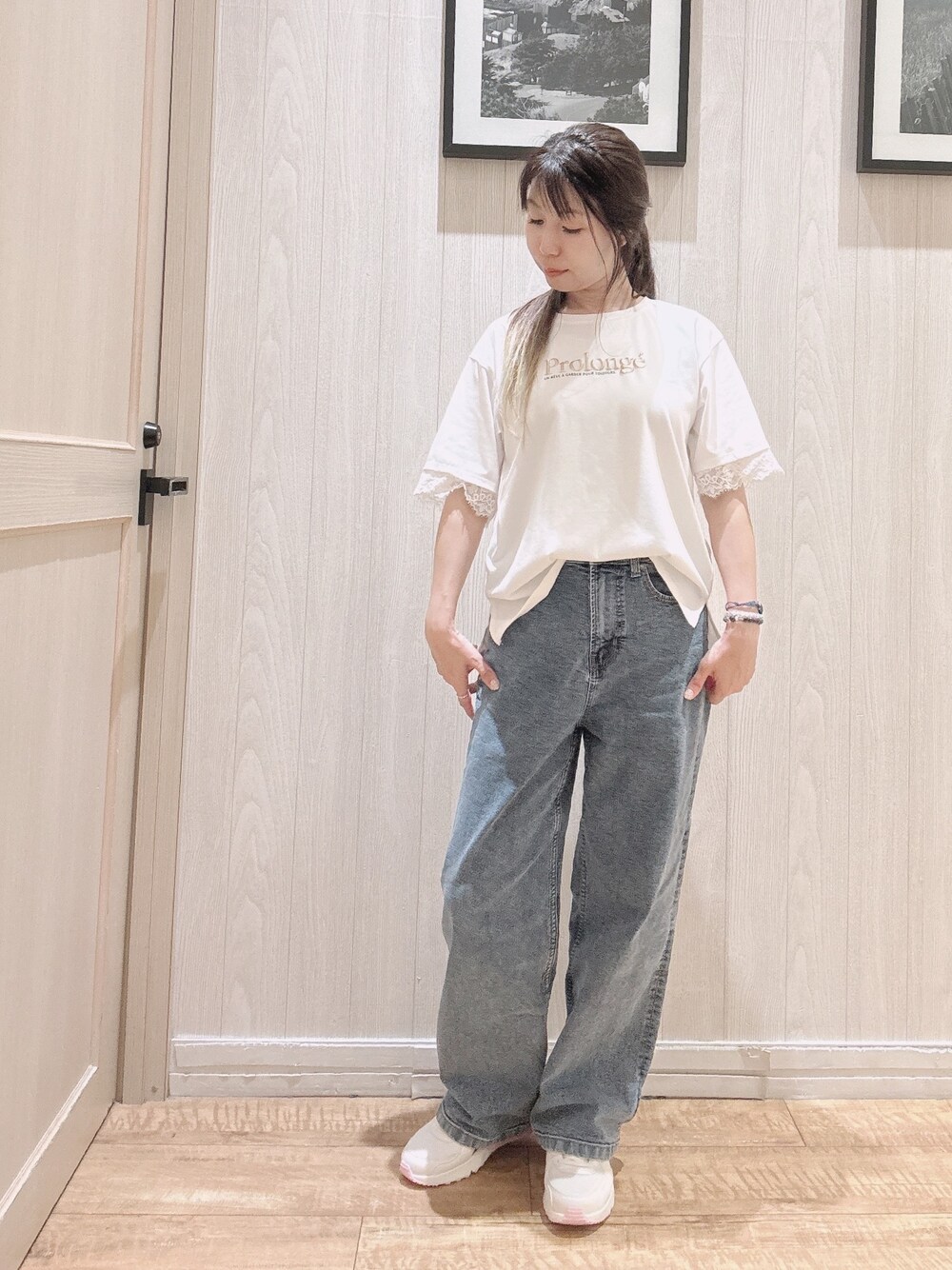 ホワイト系のTシャツ/カットソー、ブルー系のデニムパンツを着用したレディースの夏コーディネートの2枚目の写真