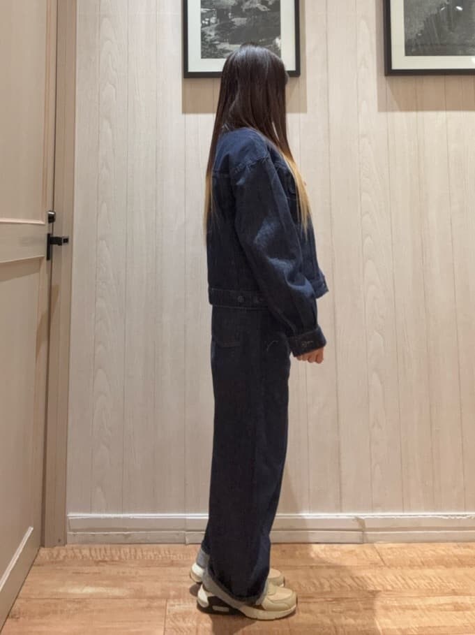 ブルー系のデニムジャケット、ブルー系のデニムパンツを着用したレディースの冬コーディネートの3枚目の写真