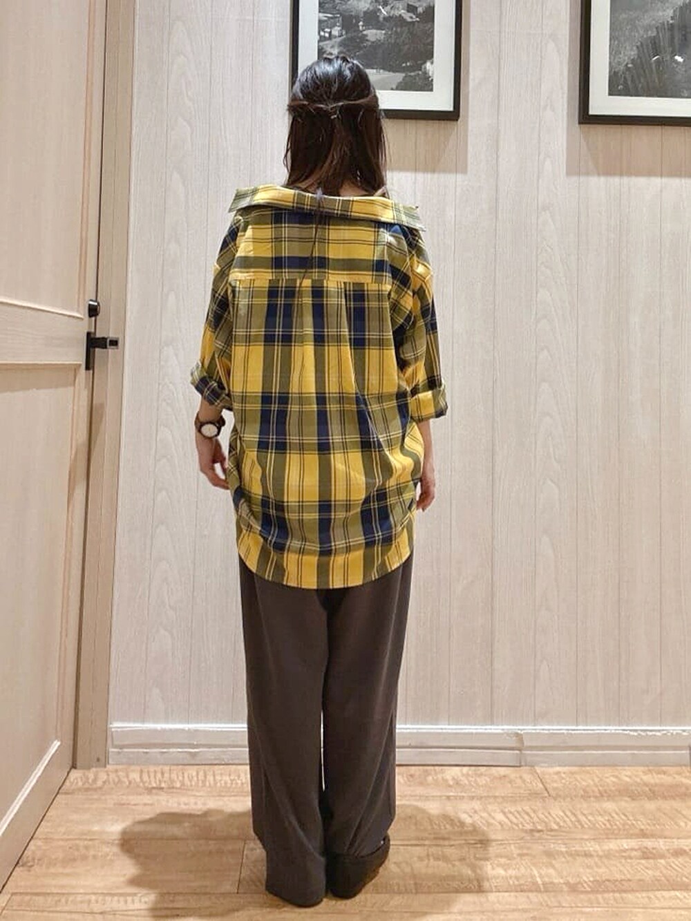 イエロー系のシャツ/ブラウス、ブラック系のタンクトップ、グレー系のその他パンツを着用したレディースの秋コーディネートの3枚目の写真
