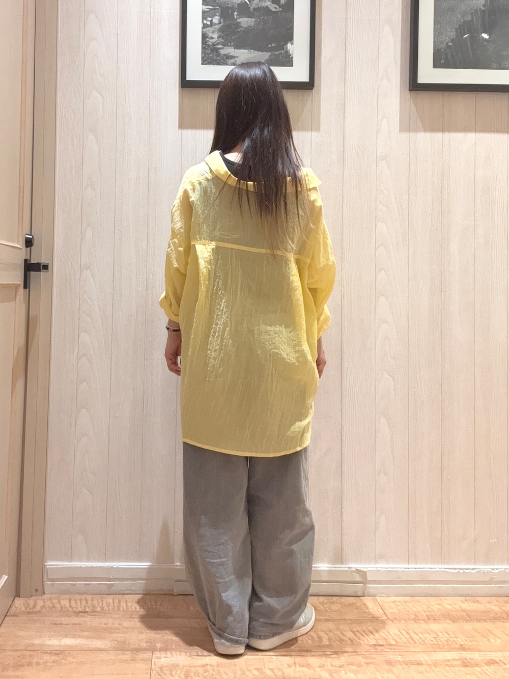ブラック系のTシャツ/カットソー、イエロー系のシャツ/ブラウス、グレー系のデニムパンツを着用したレディースの春コーディネートの3枚目の写真