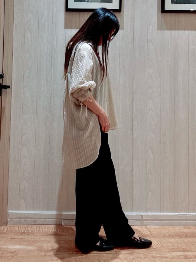 ベージュ系のシャツ/ブラウス、ブラック系のその他パンツ、レッド系のショルダーバッグを着用したレディースの秋コーディネートの2枚目の写真