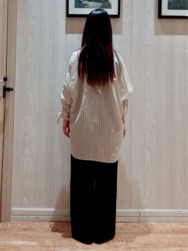 ベージュ系のシャツ/ブラウス、ブラック系のその他パンツ、レッド系のショルダーバッグを着用したレディースの秋コーディネートの3枚目の写真