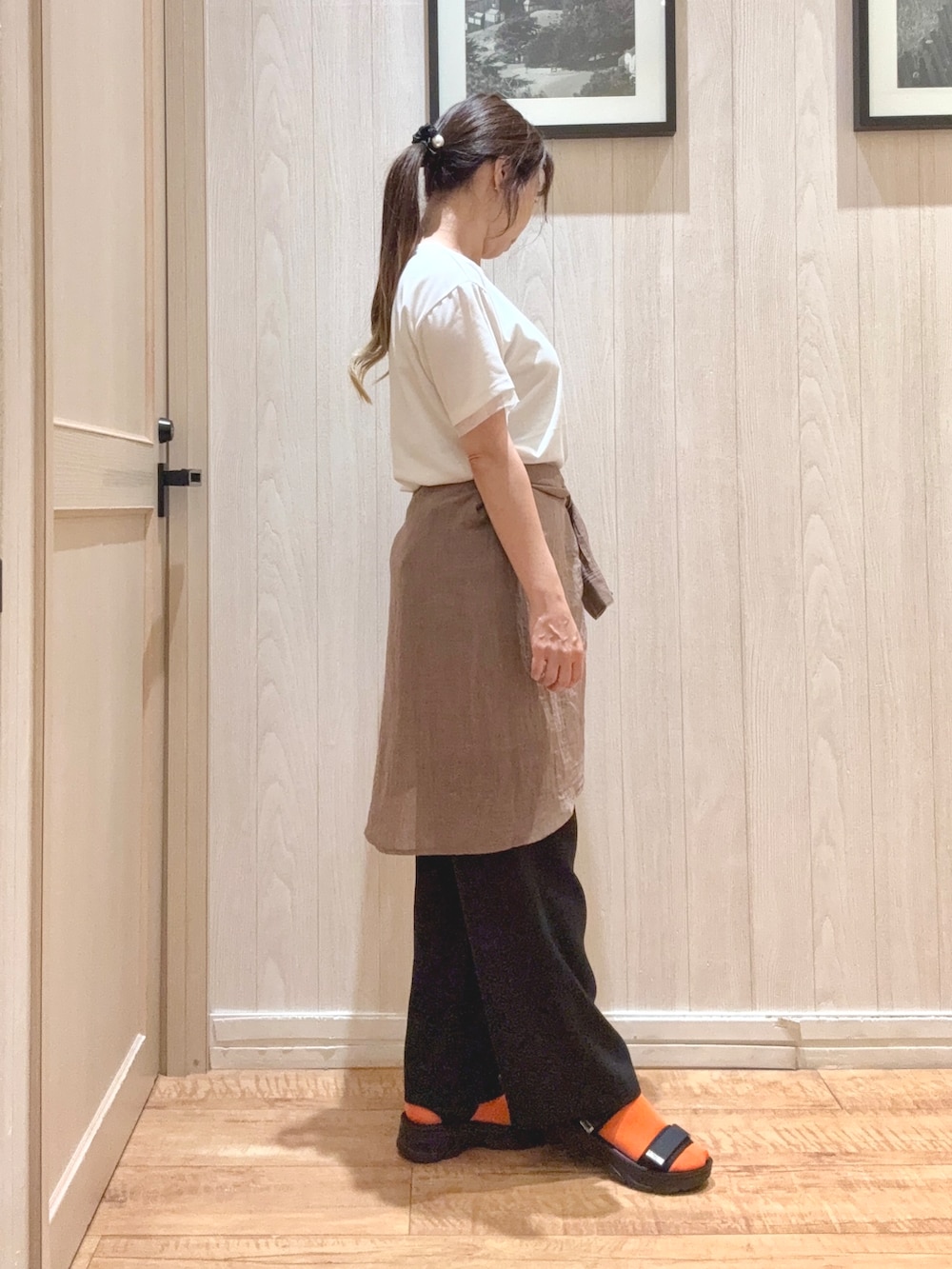 ブラウン系のシャツ/ブラウス、ホワイト系のTシャツ/カットソー、ブラック系のその他パンツを着用したレディースの春コーディネートの2枚目の写真