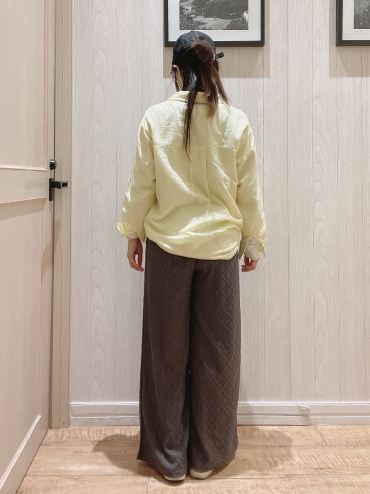イエロー系のシャツ/ブラウス、ベージュ系のTシャツ/カットソー、グレー系のその他パンツを着用したレディースの春コーディネートの3枚目の写真