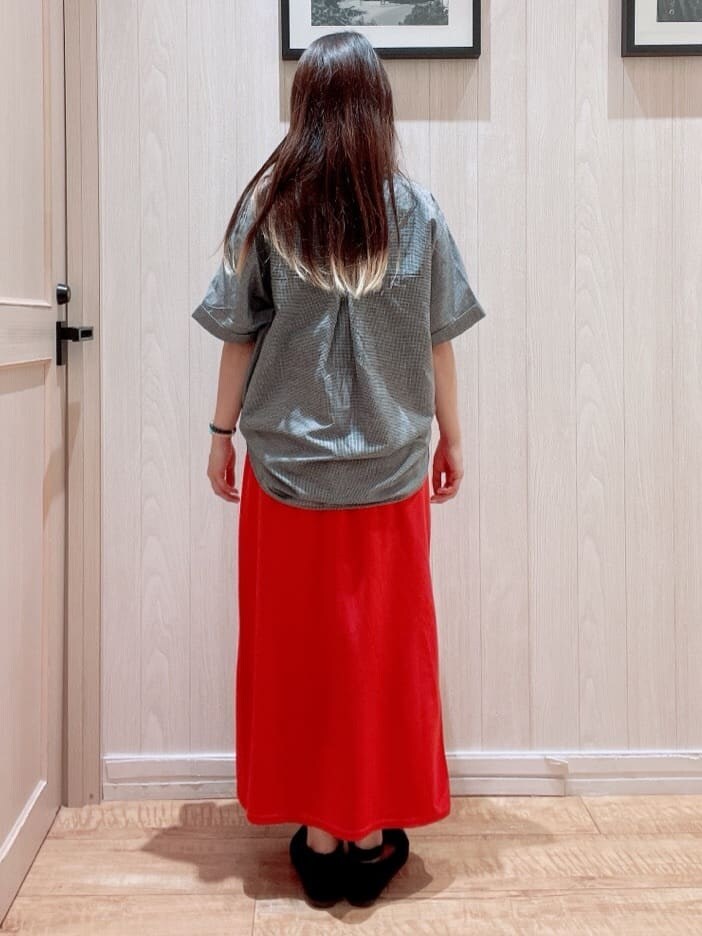ブラック系のシャツ/ブラウス、レッド系のスカート、ブラック系のショルダーバッグを着用したレディースの春コーディネートの3枚目の写真