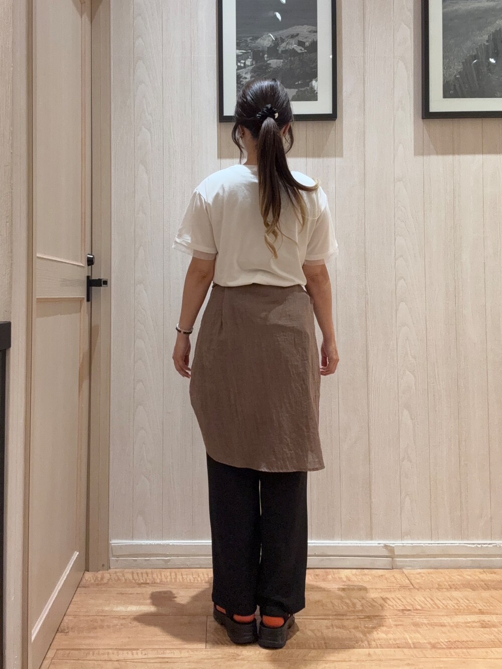 ホワイト系のTシャツ/カットソー、ブラウン系のシャツ/ブラウス、ブラック系のその他パンツを着用したレディースの春コーディネートの3枚目の写真
