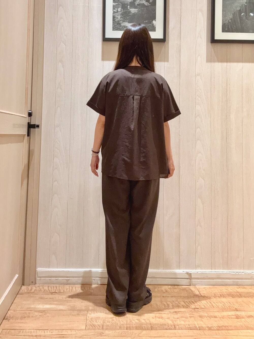 ブラウン系のシャツ/ブラウス、ホワイト系のタンクトップ、ブラウン系のその他パンツを着用したレディースの春コーディネートの3枚目の写真