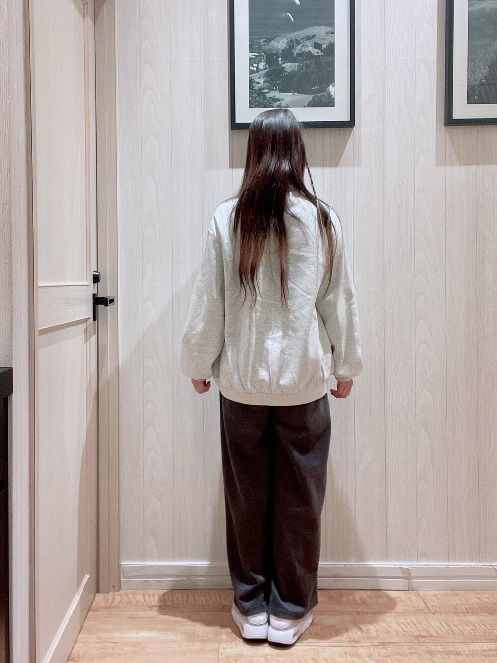 グレー系のスウェット、グレー系のその他パンツ、ブラック系のショルダーバッグを着用したレディースの冬コーディネートの3枚目の写真