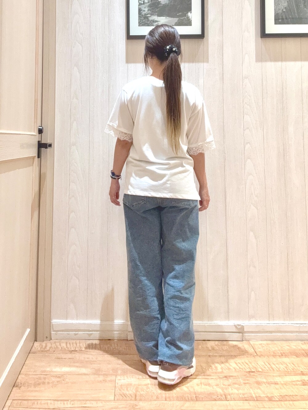 ホワイト系のTシャツ/カットソー、ブルー系のデニムパンツを着用したレディースの夏コーディネートの5枚目の写真