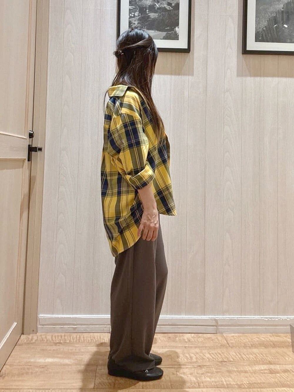 イエロー系のシャツ/ブラウス、ブラック系のタンクトップ、グレー系のその他パンツを着用したレディースの秋コーディネートの2枚目の写真