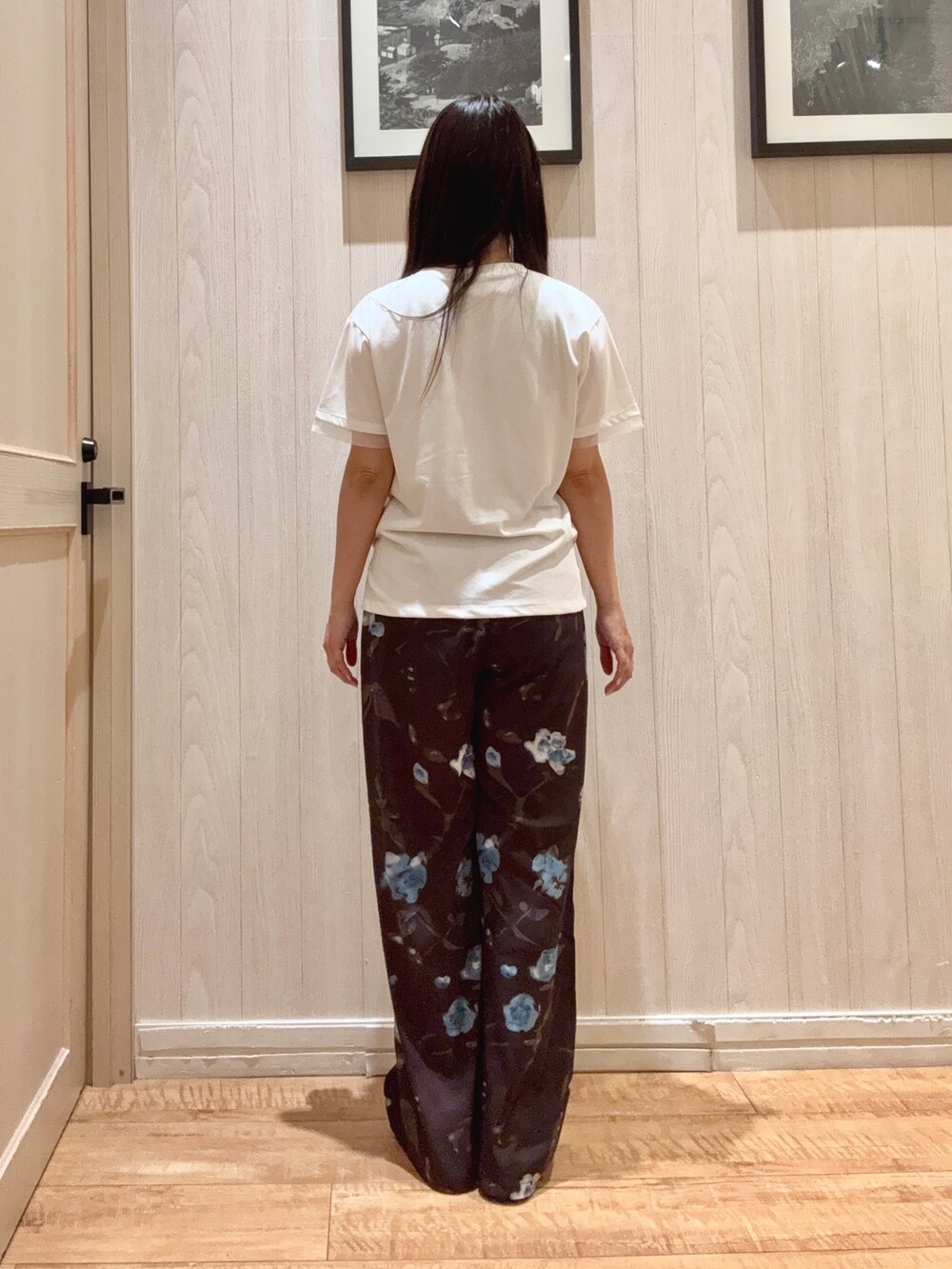 ホワイト系のTシャツ/カットソー、ブラウン系のその他パンツ、ブラック系のサンダルを着用したレディースの夏コーディネートの2枚目の写真