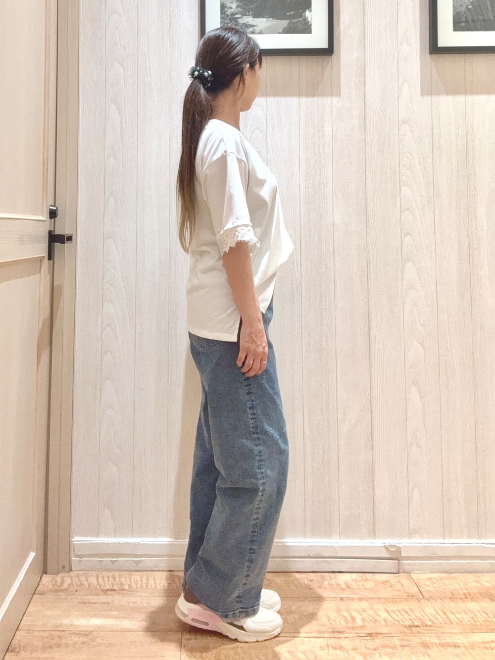 ホワイト系のTシャツ/カットソー、ブルー系のデニムパンツを着用したレディースの夏コーディネートの4枚目の写真