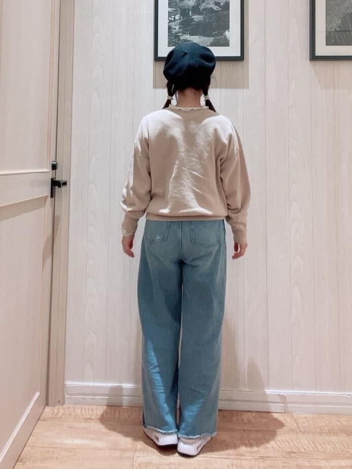 ベージュ系のニット/セーター、ブラック系のハンチング/ベレー帽を着用したレディースの春コーディネートの3枚目の写真